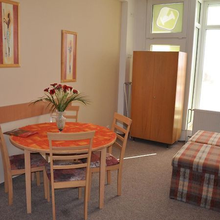 Hotel Дечин Екстериор снимка
