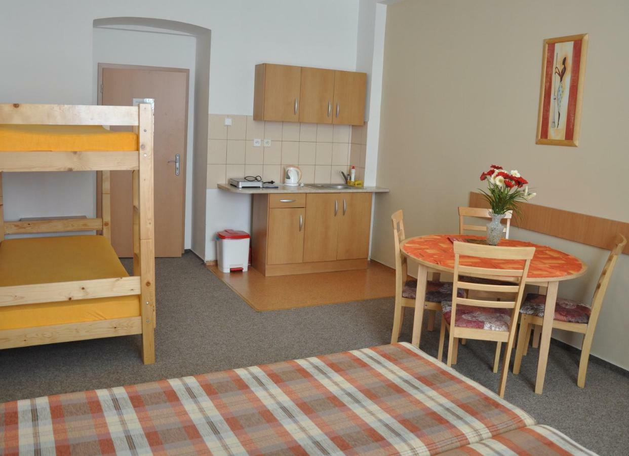 Hotel Дечин Екстериор снимка
